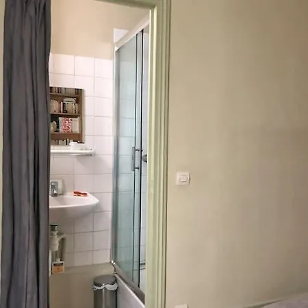 A Haven Of Peace In Pigalle * Parijs